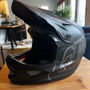 Troy Lee Designs D3 full-face MTB helmet. Kids x-small